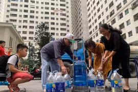 Nước sạch sông Đà không còn vết dầu, người dân Hà Nội có bớt khốn khổ?