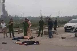 Nam thanh niên ngồi lên người cô gái đâm nhiều nhát rồi tự sát