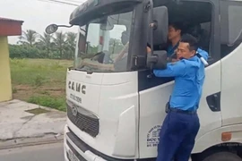 Thanh tra Giao thông bám cửa ôtô quãng đường hơn 3km