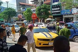 Clip CSGT Quảng Ninh cầm súng AK truy đuổi xe sang Chevrolet Camaro