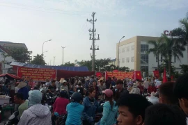 Dân dựng lều chặn cổng CCN: Thiệt hại hàng chục tỷ, trách nhiệm của ai?