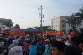 Dân dựng lều chặn cổng CCN: Thiệt hại hàng chục tỷ, trách nhiệm của ai?