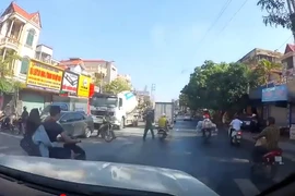 Đôi nam nữ ngã ra đường khi va chạm cán bộ công an