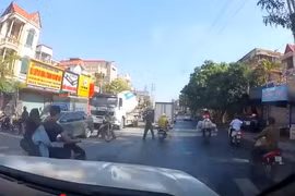 Đôi nam nữ ngã ra đường khi va chạm cán bộ công an