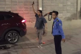 Bảo vệ chung cư Gold View có quyền rút súng trấn áp ẩu đả?