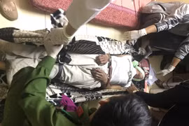 Quý ông 60 tuổi “ngáo đá” trèo lên lan can hò hét, định treo cổ tự tử