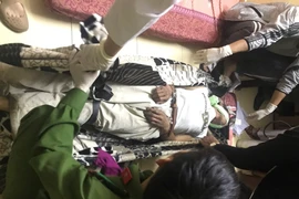 Quý ông 60 tuổi “ngáo đá” trèo lên lan can hò hét, định treo cổ tự tử