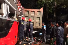 Xe khách va chạm xe tải ở Thanh Hóa: Cảnh sát giải cứu nạn nhân mắc kẹt