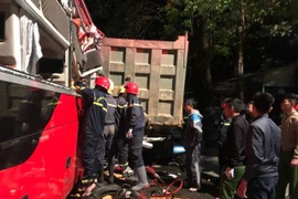 Xe khách va chạm xe tải ở Thanh Hóa: Cảnh sát giải cứu nạn nhân mắc kẹt