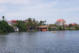 Hồ Bồng Lai bị xẻ thịt, đua nhau lấn chiếm trái phép