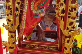 Hình ảnh xấu xí nhét tiền vào kiệu trước giờ khai ấn đền Trần 2019