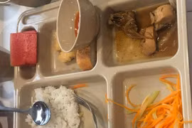 Trường Việt Úc cắt xén suất ăn học sinh: Họ đã trục lợi bao nhiêu tiền?