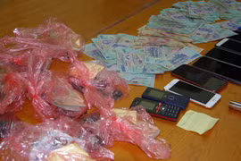 Cận cảnh nhóm đối tượng xăm trổ tàng trữ súng để đánh bạc tại Hưng Yên