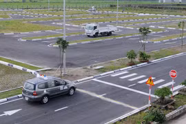 Đề xuất “mất bằng lái xe phải thi lại”: Đẩy khó cho người dân