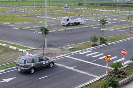 Đề xuất “mất bằng lái xe phải thi lại”: Đẩy khó cho người dân