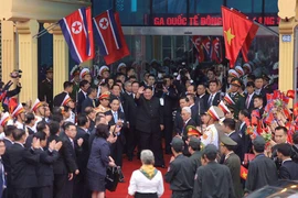 Ảnh: Ông Kim Jong-un vẫy tay chào người dân tại ga Đồng Đăng trước khi về nước