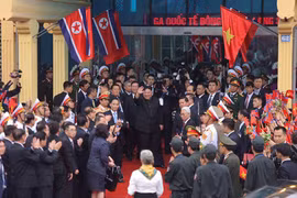 Ảnh: Ông Kim Jong-un vẫy tay chào người dân tại ga Đồng Đăng trước khi về nước