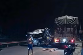 Hưng Yên: Xe khách tông xe container, nhiều người bị thương