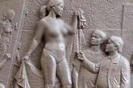 Phù điêu tạc hình Hiệu trưởng ở ĐH Mỹ Thuật Việt Nam: Có lố quá không?