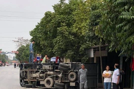 Hải Phòng: Xe Land Cruiser gây tai nạn liên hoàn, xe tải lật nhào