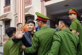 Bị đưa ra xét xử Khá "bảnh" cười tươi, đầu tóc vẫn "hổ báo"