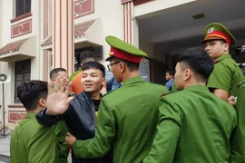 Bị đưa ra xét xử Khá "bảnh" cười tươi, đầu tóc vẫn "hổ báo"