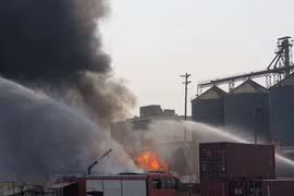 Cháy kho chứa nhựa giữa ngày nóng 'đỉnh', hàng trăm chiến sĩ PCCC cứu hỏa thành công