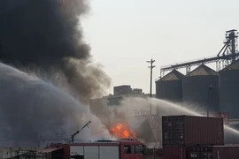 Cháy kho chứa nhựa giữa ngày nóng 'đỉnh', hàng trăm chiến sĩ PCCC cứu hỏa thành công