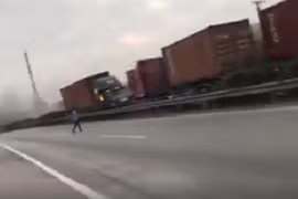 Clip xe container lao sang đường ngược chiều, lái xe nhảy cabin thoát chết