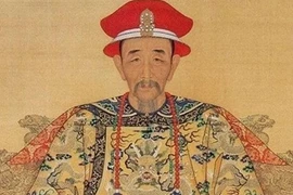 Khang Hi quỳ lạy khi 1 chữ trên bia mộ Khổng Tử bị che