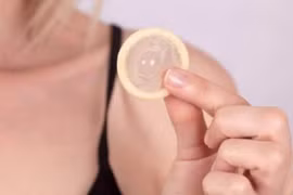 Mắc kẹt bao cao su suốt 3 tuần vì bạn trai thay đổi chiến thuật