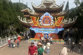 Chưa khai hội, hàng vạn du khách đổ về chùa Hương đầu năm mới