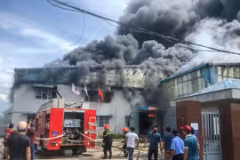 Cháy công ty may, 15 xe cứu hỏa được điều động dập lửa