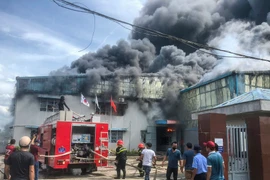 Cháy công ty may, 15 xe cứu hỏa được điều động dập lửa