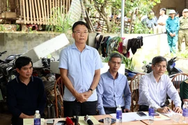 Phó Thủ tướng Lê Thành Long thị sát vùng ngập lụt, thăm hỏi người dân Sơn La