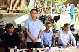 Phó Thủ tướng Lê Thành Long thị sát vùng ngập lụt, thăm hỏi người dân Sơn La