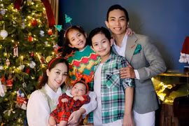 Khánh Thi - Phan Hiển khoe ảnh Noel hạnh phúc bên 3 con