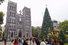 Phố cổ Hà Nội trang hoàng Noel, nườm nượp người vãn cảnh