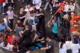 Video: Điều tra nhóm thanh niên dùng gậy vụt nhau ở chùa Hương