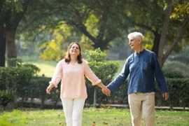 Cách giữ ấm cơ thể cho người già trong thời tiết lạnh