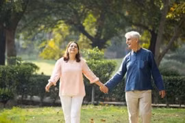 Cách giữ ấm cơ thể cho người già trong thời tiết lạnh