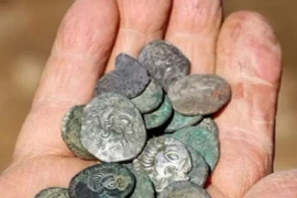 Tìm thấy kho báu 324 tỷ đồng, đôi bạn chớp mắt đổi đời