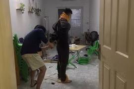 Chủ shop điện thoại bị cướp khống chế, xịt hơi cay