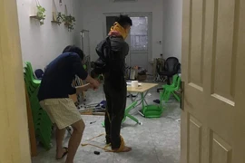 Chủ shop điện thoại bị cướp khống chế, xịt hơi cay