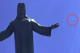 Bí ẩn vật thể nghi UFO phát sáng trên bầu trời Mexico