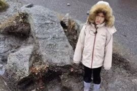 Bé gái nhặt được hòn đá, ai ngờ là dao găm 3.700 tuổi 