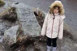 Bé gái nhặt được hòn đá, ai ngờ là dao găm 3.700 tuổi 