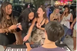 Cô gái cướp tiền của nghệ sỹ đường phố khiến cộng đồng TikTok phẫn nộ