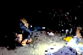 Tông đuôi ô tô tải, ba thanh niên trên một xe máy thương vong