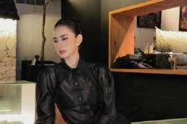 Mỹ nữ sở hữu nụ cười hút 10 triệu view mặc đẹp xuống phố